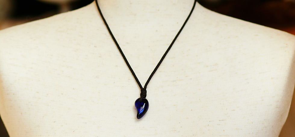 勾玉 ～ Royal blue ～ ラフォルム ガラスジュエリー ガラスアクセサリー