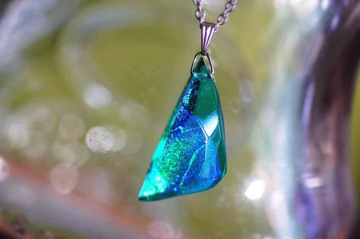 秘洞のかけら ～ 聖水の煌き ～ ラフォルム ガラスジュエリー ガラスアクセサリー