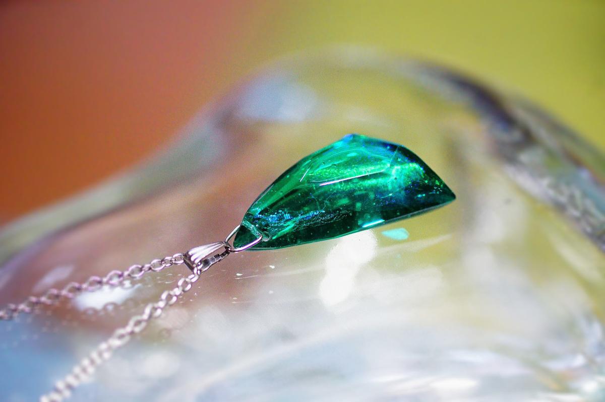 秘洞のかけら ～ 聖水の煌き ～ ラフォルム ガラスジュエリー ガラスアクセサリー