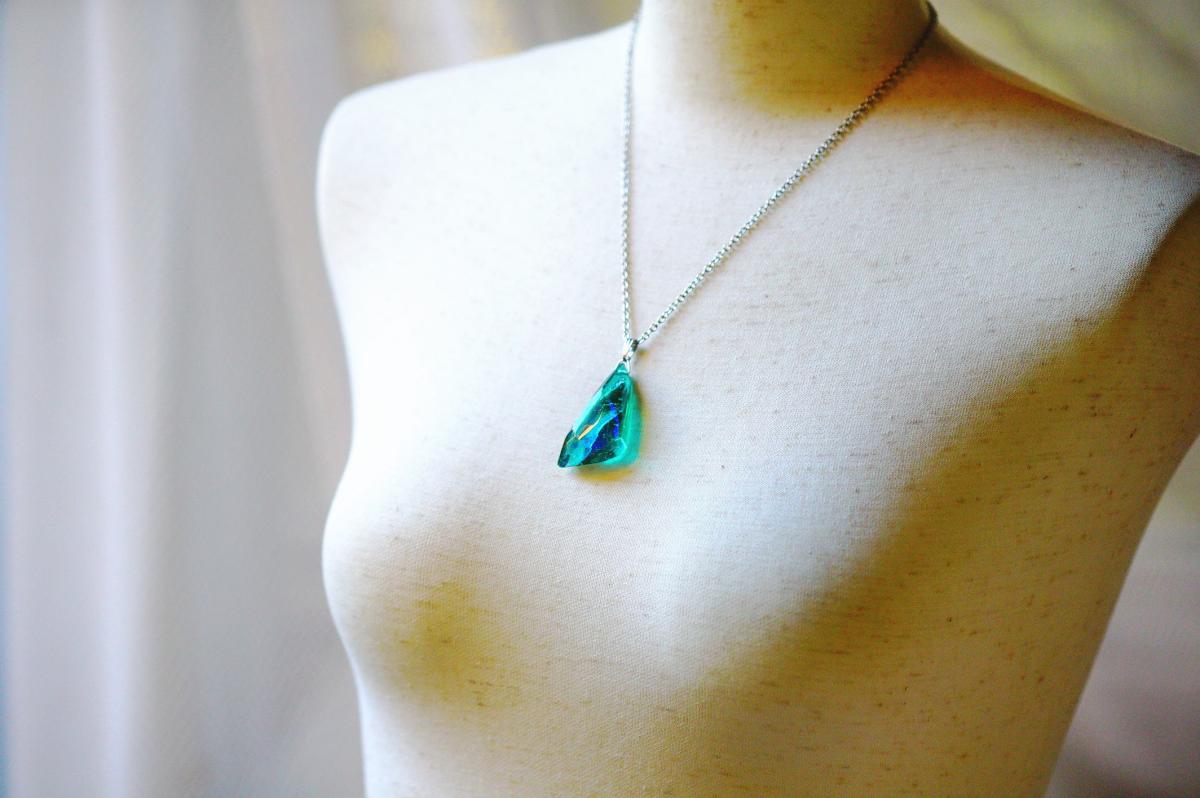 秘洞のかけら ～ 聖水の煌き ～ ラフォルム ガラスジュエリー ガラスアクセサリー