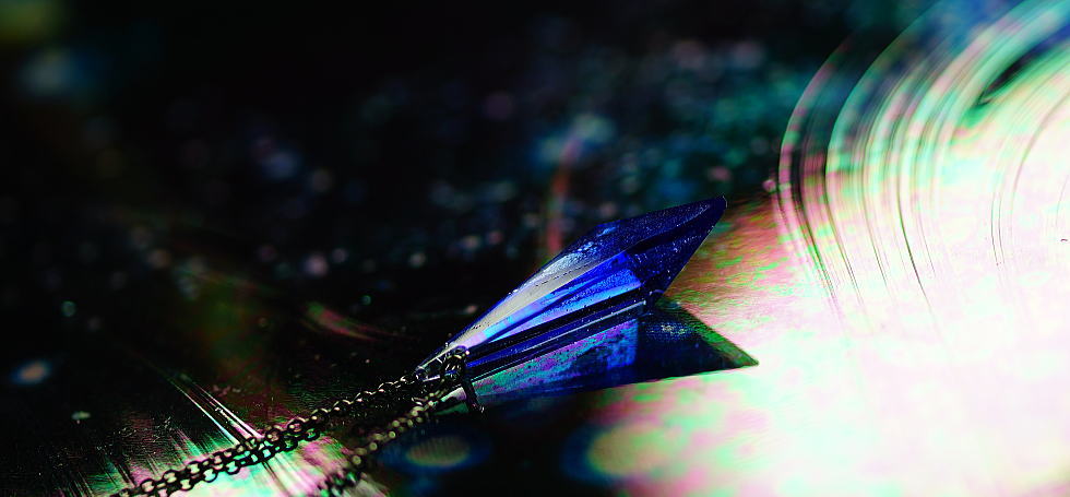 Blue triangle crystal ラフォルム ガラスジュエリー ガラスアクセサリー