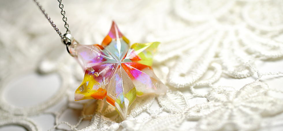 彩りに咲く雪の花 ラフォルム ガラスジュエリー ガラスアクセサリー