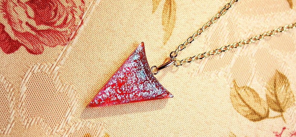 Dichroic triangle emblem ～ Charm ～ ラフォルム ガラスジュエリー ガラスアクセサリー