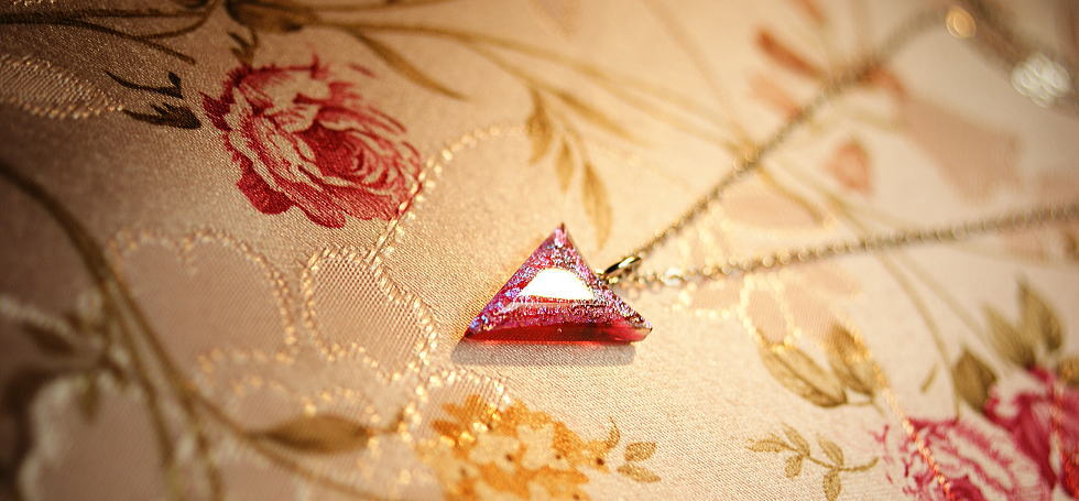 Dichroic triangle emblem ～ Charm ～ ラフォルム ガラスジュエリー ガラスアクセサリー