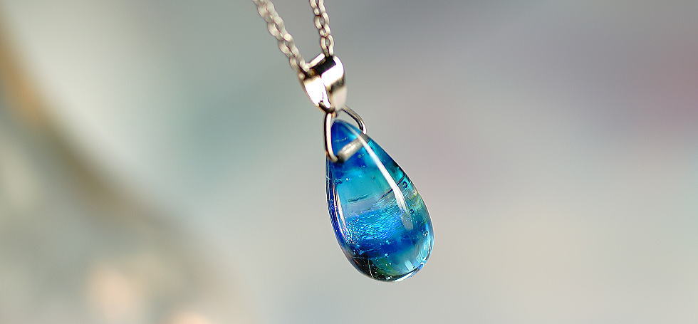 天使のBlue tear ラフォルム ガラスジュエリー ガラスアクセサリー