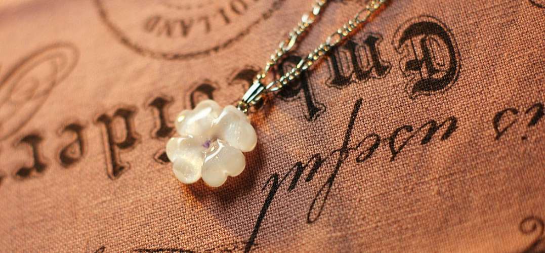 Pure white clover ～ 純な心  ～ ラフォルム ガラスジュエリー ガラスアクセサリー
