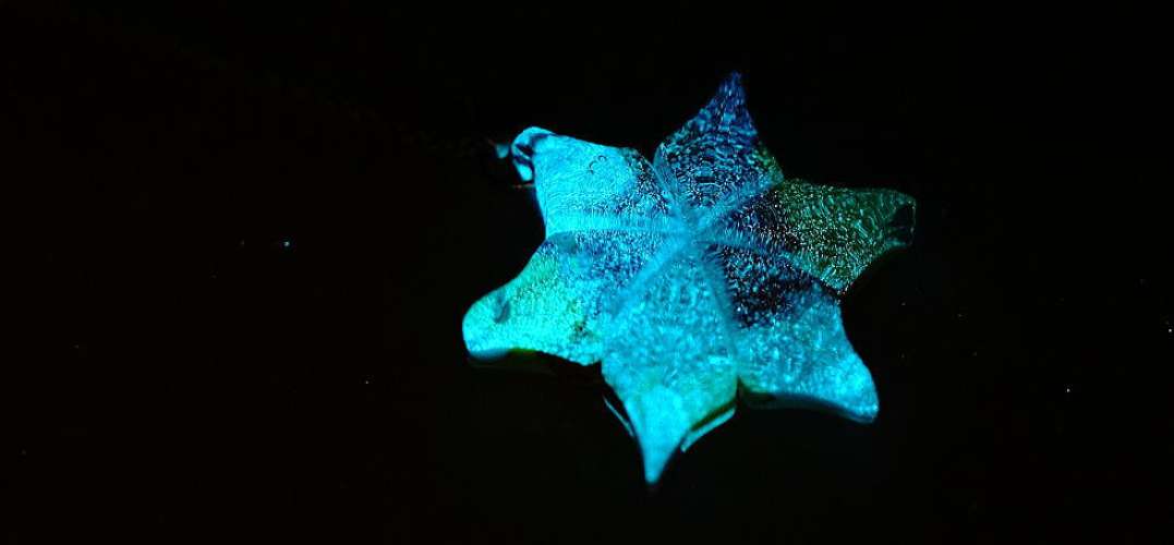 彩りに咲く雪の花 ラフォルム ガラスジュエリー ガラスアクセサリー