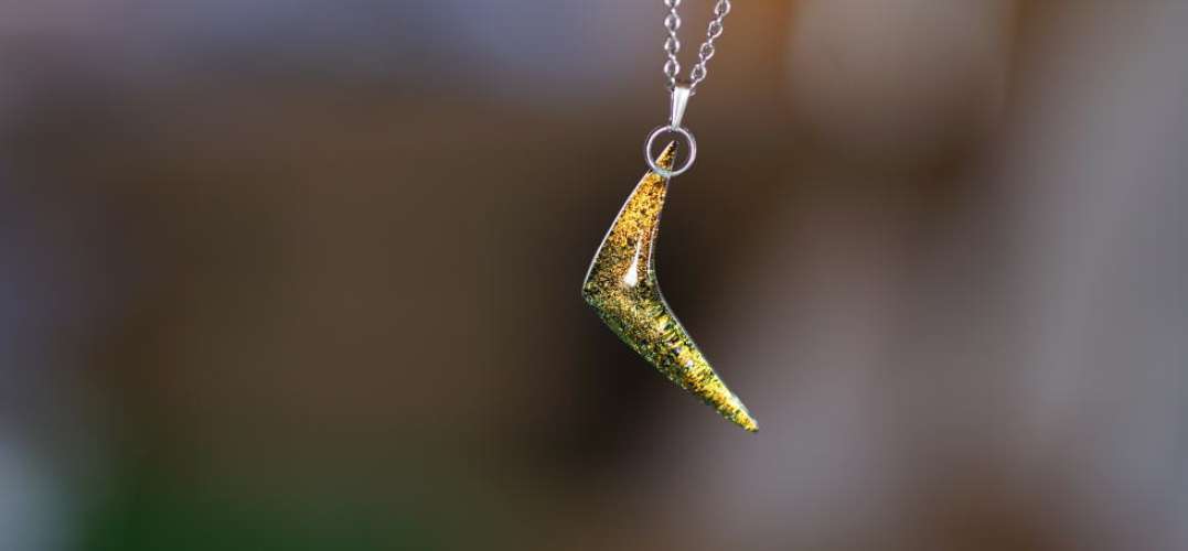 Dichroic Boomerang ラフォルム ガラスジュエリー ガラスアクセサリー