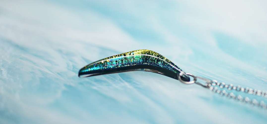 Dichroic Boomerang ラフォルム ガラスジュエリー ガラスアクセサリー