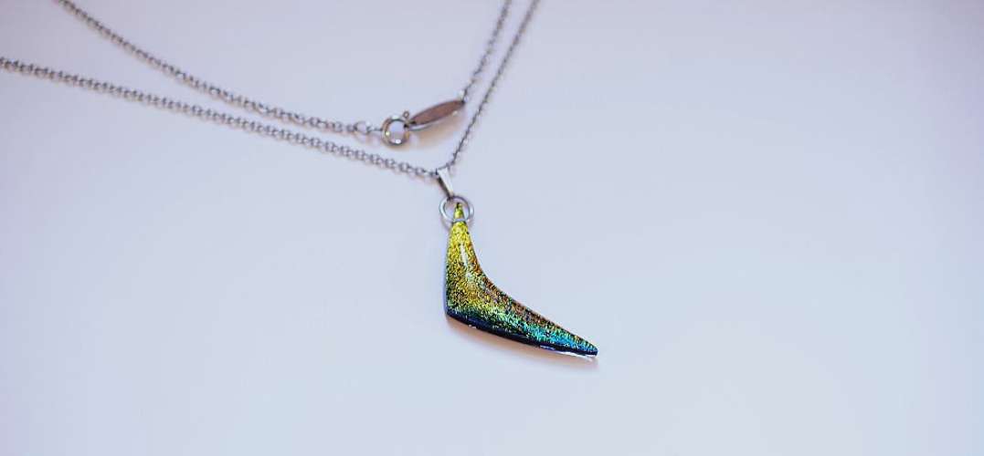 Dichroic Boomerang ラフォルム ガラスジュエリー ガラスアクセサリー