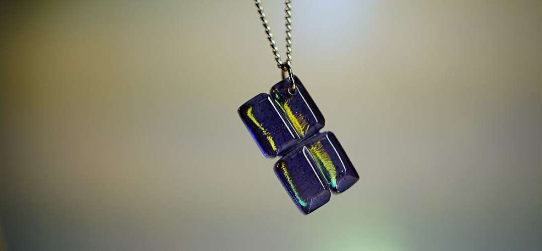 菫色に染まる街 ラフォルム ガラスジュエリー ガラスアクセサリー