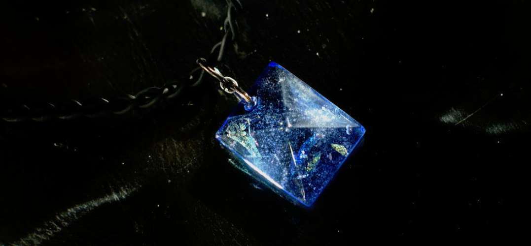 Crystal blue Pyramid ラフォルム ガラスジュエリー ガラスアクセサリー