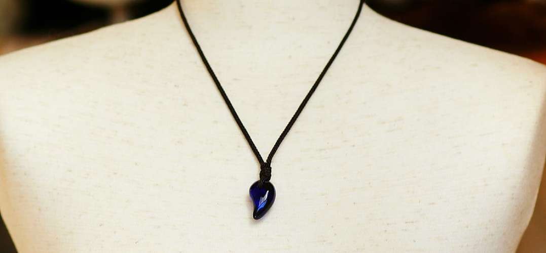 勾玉 ～ Royal blue ～ ラフォルム ガラスジュエリー ガラスアクセサリー