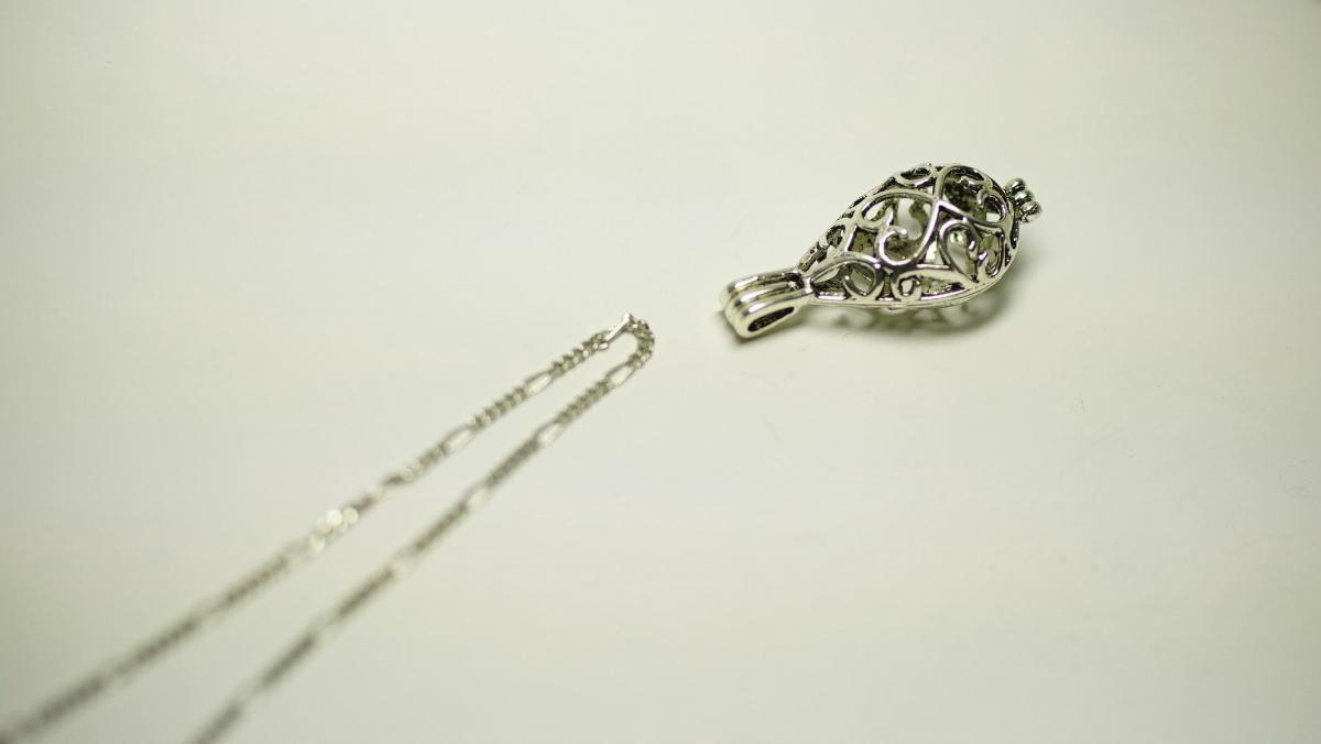【入荷未定】 かごペンダント・思いを閉じ込めて / しずくタイプ(大) ラフォルム ガラスジュエリー ガラスアクセサリー