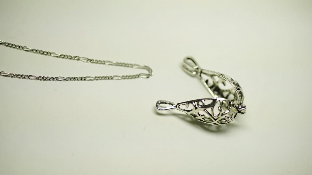 【入荷未定】 かごペンダント・思いを閉じ込めて / しずくタイプ(大) ラフォルム ガラスジュエリー ガラスアクセサリー